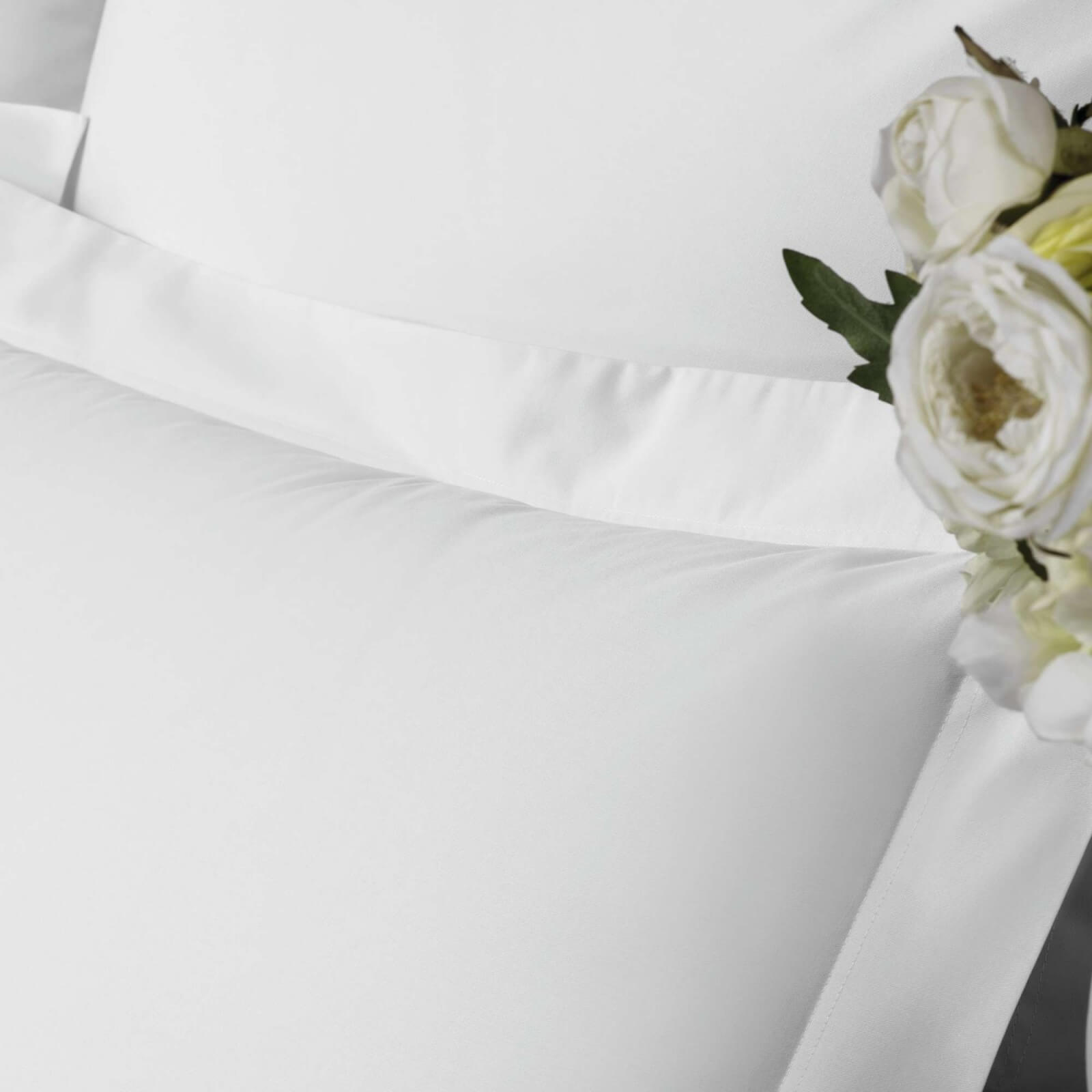 Однотонное постельное белье Elegance White ☞ Размер пододеяльника: 200 x 220 см ☞ Размер простыни: 250 x 290 см ☞ Размер наволочек: 50 x 70 см (2 шт.)